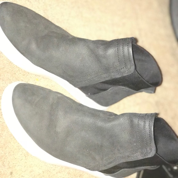 Kenneth Cole Slip Ons - Picture 2 of 4